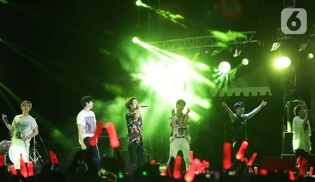 Penampilan boyband Korea, iKON pada festival musik GUDFEST 2019 hari pertama di Helipad Parking Ground, Senayan, Sabtu (2/11/2019). iKon tampil energik selama 40 menit dengan membawakan lagu-lagu hits milik mereka. (Fimela.com/Bambang E. Ros)