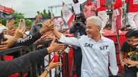 Capres nomor urut 3 Ganjar Pranowo menyapa para pendukungnya saat kampanye akbar di Alun-Alun Wates, Kulon Progo, DI Yogyakarta. (Liputan6.com/Dicky Agung Prihanto).