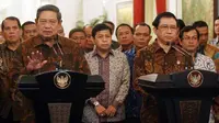 Presiden Yudhoyono dan Ketua DPR Marzuki Alie (kanan) dalam keterangan pers usai pertemuan konsultasi di Istana Negara, Jakarta, Kamis (23/6).(Antara) 
