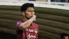 Cahya Supriadi ketika PSIM Yogyakarta bertanding melawan Persebaya Surabaya&nbsp;pada BRI Super League 2025/2026 di Stadion Gelora Bung Tomo, Surabaya,&nbsp;Jumat (8/8/2025). (Bola.com/Abdul Aziz)