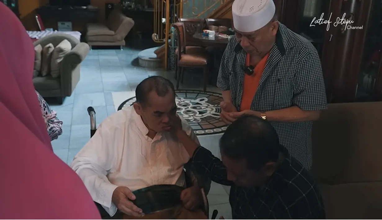 Sekedar informasi, Mat Solar terkena stroke sejak tahun 2017 silam. Mat Solar menjalani perawatan di rumah.Menjalani fisioterapi dan juga sebulan sekali cek ke dokter. Akibat kondisi kesehatannya, Mat Solar akhirnya berhenti syuting. [Youtube/Latief Sitepu Channel]