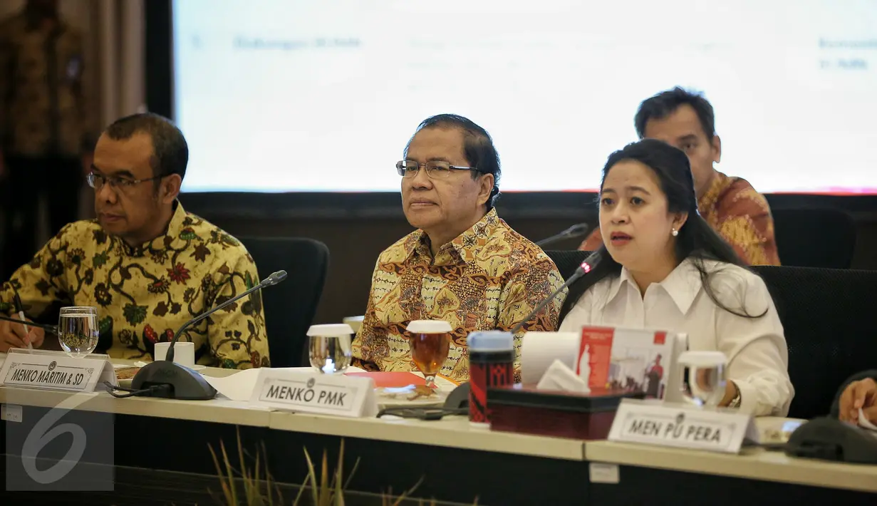 Menko Kemaritiman Rizal Ramli (tengah) dan Menko PMK Puan Maharani saat Rapat Kordinasi bersama di Kantor Menko PMK Jakarta, Jumat (29/1). Rapat tersebut membahas Persiapan Penyelenggaraan Asian Games 2018 dan MotoGP 2017-2019 (Liputan6.com/Faizal Fanani)