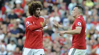 Marouane Fellaini (kiri) membobol gawang Leicester City pada menit ke-82 di Old Trafford, Manchester, (26/8/2017). MU menang 2-0. (AP/Rui Vieira)