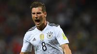 Gelandang Jerman, Leon Goretzka, merayakan gol yang dicetaknya ke gawang Meksiko pada laga Piala Konfederasi di Stadion Sochi, Rusia, Kamis (29/6/2017). (AFP/Franck Fife)