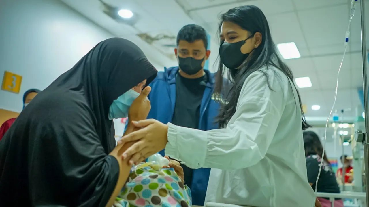 Bobby Nasution Jenguk Bayi Penderita Astresia Bilier, Kahiyang Ayu Sampai Menangis Terharu