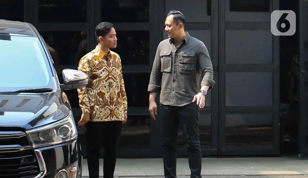 Agus Harimurti Yudhoyono (AHY) menerima kedatangan Wali Kota Solo yang merupakan putra sulung Presiden Jokowi, Gibran Rakabuming Raka. (Liputan6.com/Herman Zakharia)