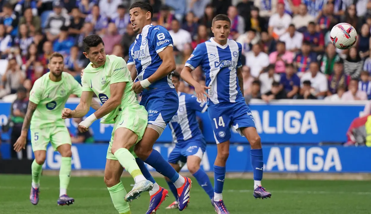Untuk sementara, Robert Lewandowski berhasil mencetak 10 gol di LaLiga musim 2024/2025. (Cesar Manso/AFP)