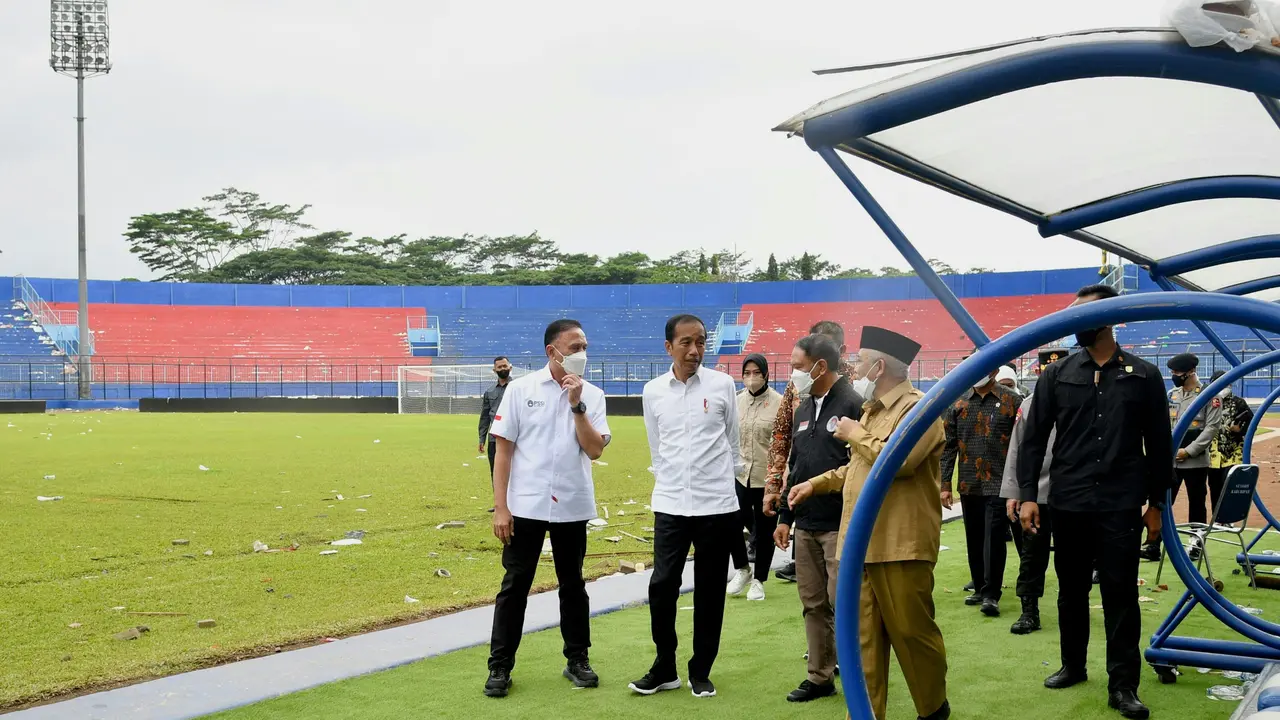 Foto: Iwan Bule Dampingi Jokowi Tinjau Lokasi Tragedi Kanjuruhan