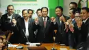 Usai tanda tangan, kedua kubu melakukan salam komando, yang diiringi tepuk tangan dan senyum sumringah di ruang Fraksi PPP DPR, Jakarta, (7/10/14). (Liputan6.com/Andrian M Tunay)