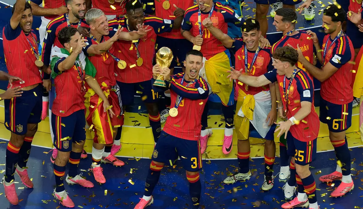 Pemain Spanyol merayakan kemenangan dengan trofi setelah pertandingan final Piala Dunia melawan Argentina di East Rutherford, N.J., dekat New York, Minggu, 19 Juli 2026. (AP Photo/Seth Wenig)