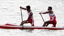 Pasangan Indonesia, Anwar Tara dan Yuda Firmansyah, saat beraksi pada SEA Games 2019 cabang kano nomor 1000 meter putra di Subic, Filipina, Jumat (6/12/2019). Pasangan Indonesia berhasil meraih medali emas. (Bola.com/M iqbal Ichsan)