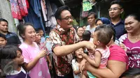 Cawagub DKI Jakarta Djarot Saiful Hidayat menyapa warga saat blusukan di Petogogan I, Jakarta Selatan, Minggu (11/12). (Liputan6.com/Fery Pradolo)