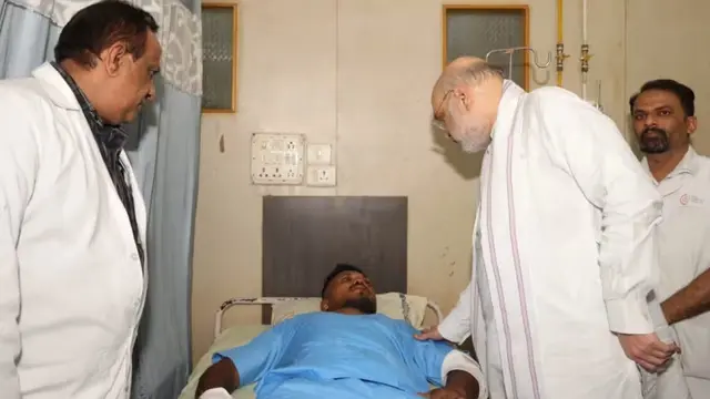 Vishwashkumar Ramesh, seorang pria Inggris, menjadi satu-satunya penumpang yang selamat dari kecelakaan pesawat Air India AI171 di Ahmedabad, Kamis (2/6/2025). (X/Amit Shah)
