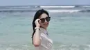 Zee JKT48 selalu bergaya cantik memesona di berbagai momen. Tak terkecuali saat Zee berlibur di pantai. Gaya santai melepas penat ini banjir pujian karena Zee terlihat sangat menawan dengan kenakan outfit putih dan kacamata hitam. (Liputan6.com/IG/@jkt48.zee)