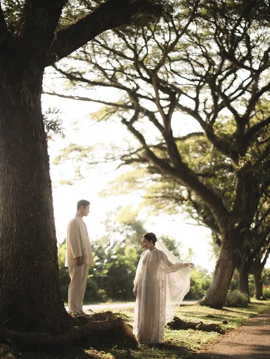 Bekerja sama dengan fotografer @seenbysou @corneliuswisana, pasangan ini memilih konsep pemotretan dengan latar alam terbuka. [Foto: IG/ @seenbysou @corneliuswisana].