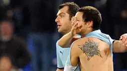 Lazio&#039;s Mauro Matias Zarate shows his tatoo as he celebrates together with Goran Pandev after scoring against Bologna during their Serie A match at Olympic stadium in Rome on February 28, 2009. AFP PHOTO/Vincenzo Pinto