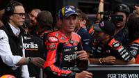 Aleix Espargaro mengalahkan Jack Miller dalam pertarungan sengit. (PIERRE-PHILIPPE MARCOU/AFP)