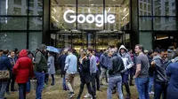 Staf Google melakukan pemogokan di kantor pusat perusahaan Inggris di London pada 1 November 2018 sebagai bagian dari kampanye global atas penanganan pelecehan seksual oleh raksasa teknologi AS. Tolga Akmen/AFP