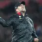 Pelatih Liverpool, Jurgen Klopp berselebrasi usai pertandingan melawan Everton pada lanjutan Liga Inggris di Anfield Stadium (2/11). Liverpool menang atas Everton 1-0 berkat gol di detik-detik pertandingan lewat gol Divock Origi. (AP Photo/Jon Super)