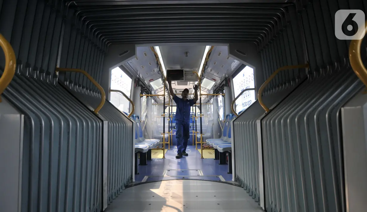 Teknisi memeriksa kondisi bus Transjakarta Zhong Tong di Depo PPD F Klender, Jakarta, Rabu (30/10/2019). Sistem keamanan dari CCTV juga ditambah menjadi 8, kemudian tangga darurat otomatis, alat pemadam kebakaran, serta tata letak kursi penumpang yang diubah. (merdeka.com/Iqbal S. Nugroho)