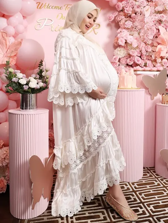 <p>Lewat akun Instagramnya, Syahrini mengungkap foto sehari jelang melahirkan Princess R. Dia mengenakan busana putih berenda. (Foto: Instagram/ princessyahrini)</p>