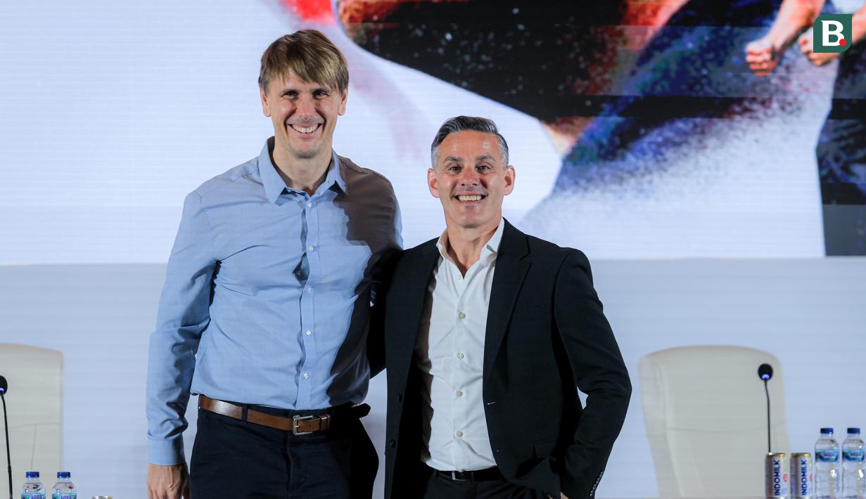 Pelatih Timnas Indonesia, John Herdman, bersama Pelatih Performa Fisik, Cesar Meylan, saat acara perkenalan pelatih baru Timnas Indonesia di Hotel Mulia Senayan, Jakarta, Selasa pagi (13/1/2026). (Bola.com/Bagaskara Lazuardi)