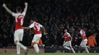 Para pemain Arsenal merayakan gol ke gawang Tottenham Hotspur pada laga Premier League di Emirates Stadium, London, Minggu (8/11/2015) malam WIB. (AFP PHOTO / Adrian Dennis)