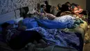 Warga menonton TV Negara saat berkumpul dalam tempat penampungan untuk melindungi diri dari serangan bom di Stepanakert, Republik Nagorno-Karabakh, Azerbaijan, 28 September 2020. Serangan antara Armenia dan Azerbaijan menewaskan puluhan orang. (Armenian Foreign Ministry via AP)