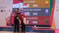 Eko Yuli Irawan merebut medali emas angkat besi nomor 61 kg putra SEA Games 2021. (Bola.com/Muhammad Adiyaksa)