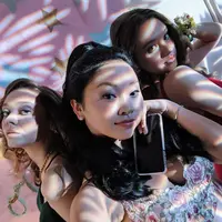 Gaya fashion Lana Condor dalam Serial To All The Boys 3 yang seru dan bisa jadi inspirasi.