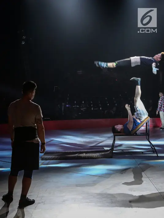Pemain sirkus Oriental Circus Indonesia (OCI) berlatih akrobat dan trapeze jelang gelaran The Great 50 Show di Senayan, Jakarta, Rabu (12/12). The Great 50 Show akan dibuka pada 14 Desember  hingga 20 Januari 2019 di Jakarta. (Liputan6.com/Fery Pradolo)