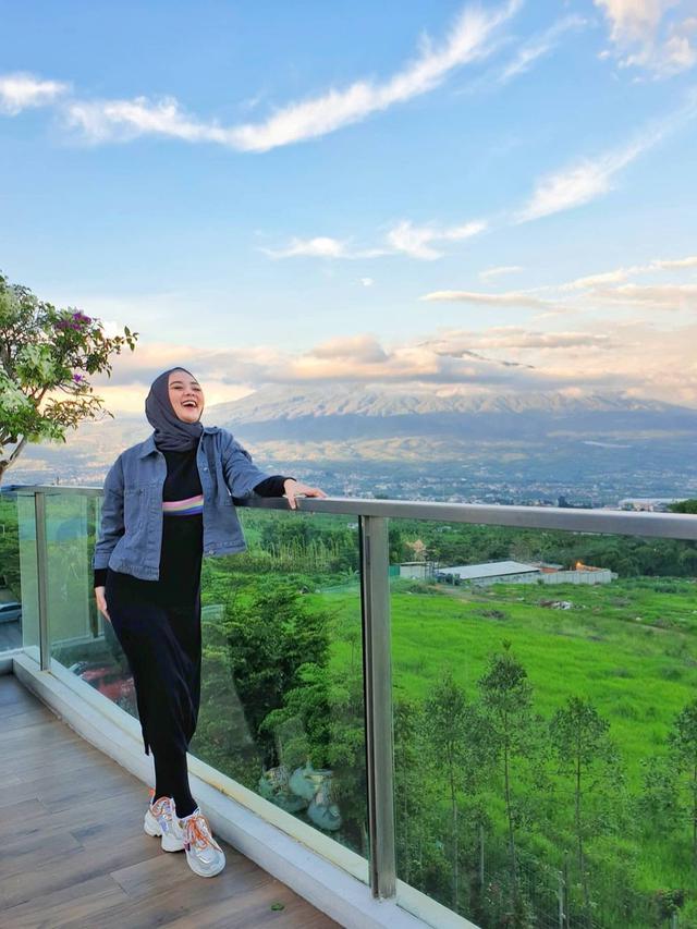 7 Potret Agnes Cefira Pop Academy saat di Luar Panggung, Memesona