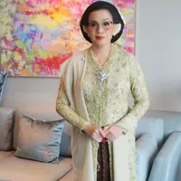 Tampil berkebaya hijau di acara pernikahan sang putra, penampilan Menteri Keuangan RI Sri Mulyani banjir pujian. (Instagram/nanisuwarni09).