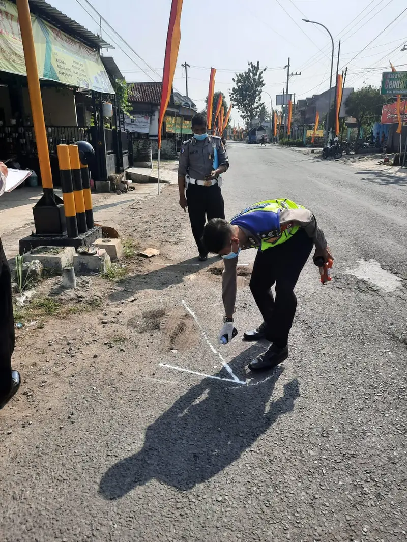 Polisi Olah Tempat Kejadian Tabrak Lari