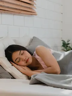 Perbedaan durasi tidur siang tergantung masing-masing kebutuhan setiap orang. dalam kegiatan sehari-hari. (Foto/dok: Freepik/tirachardz)