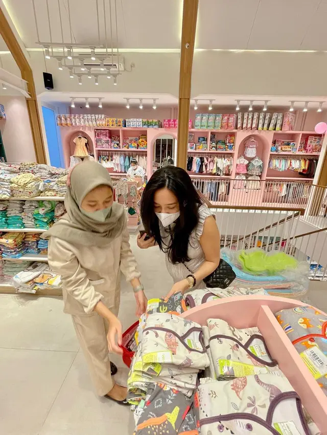 Jelang Melahirkan, Ini 7 Potret Dea Ananda Belanja Kebutuhan Calon Anak Pertama