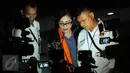 Dessy A Edwin keluar dari gedung KPK usai menjalani pemeriksaan perdana, Jakarta, Senin (18/1/2016). Dessy diperiksa KPK terkait kasus suap proyek di Kementerian Pekerjaan Umum dan Perumahan Rakyat. (Liputan6.com/Helmi Afandi)