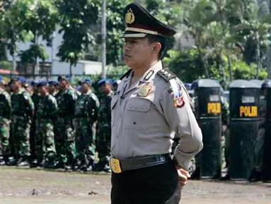 Citizen6, Bandung: Operasi Lilin dalam rangka pengamanan Natal 2011 dan menyambut Tahun baru 2012, dimulai Jum’at (23/12) sampai Minggu (1/1) 2012, akan melibatkan 12.492 dari Polda Jabar yang dibantu TNI dan unsur terkait lainnya. (Pengirim: Pendam3)