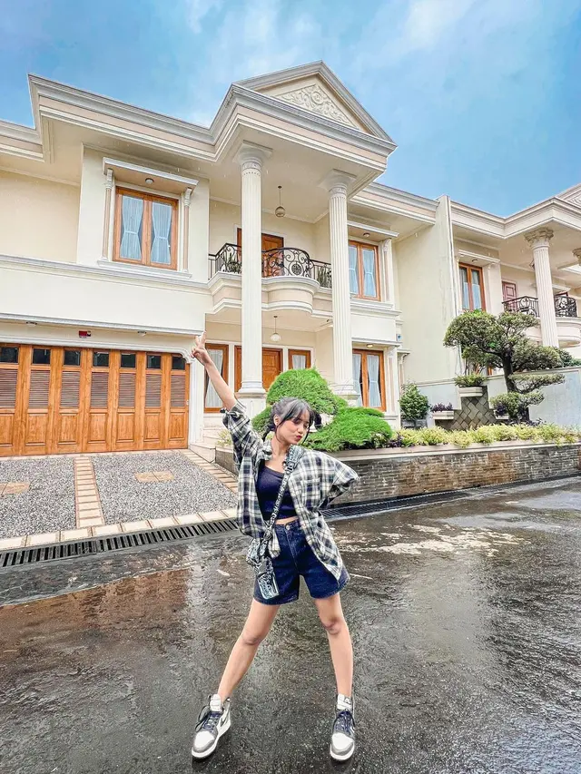 7 Potret Rumah Mewah Milik Fuji di Cilandak, Ditaksir Capai Rp 12 Miliar