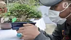 Pengunjung melihat koleksi pohon bonsai yang dipamerkan dalam acara Jengbreng BSC di kawasan Sawangan, Depok, Jawa Barat, Minggu (6/3/2022). Pameran tersebut menampilkan berbagai jenis pohon bonsai dengan harga Rp 500 ribu hingga Rp 10 juta. (merdeka.com/Iqbal S. Nugroho)