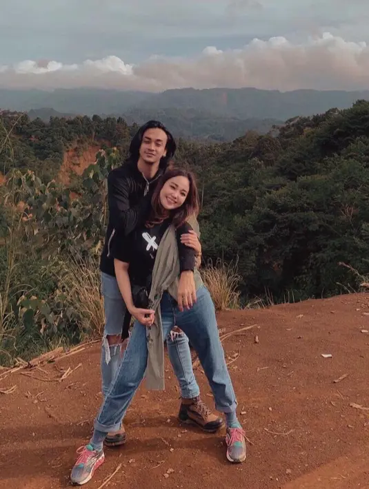 Jelang tiga belas tahun menikah, pasangan ini jauh dari gosip miring rumah tangganya. Keduanya tampak masih seperti pacaran. Kerap membagikan momen kemesraannya di media sosialnya. [Instagram/viiandrean]