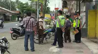 Polisi mengolah TKP hilangnya dua sepeda motor milik pelajar yang dihipnotis. (Liputan6.com/Muhamad Ridlo/Polres Kebumen)