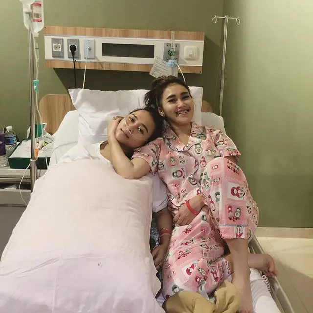 6 Momen Ayu Ting Ting Jaga Adiknya yang Terbaring di Rumah Sakit