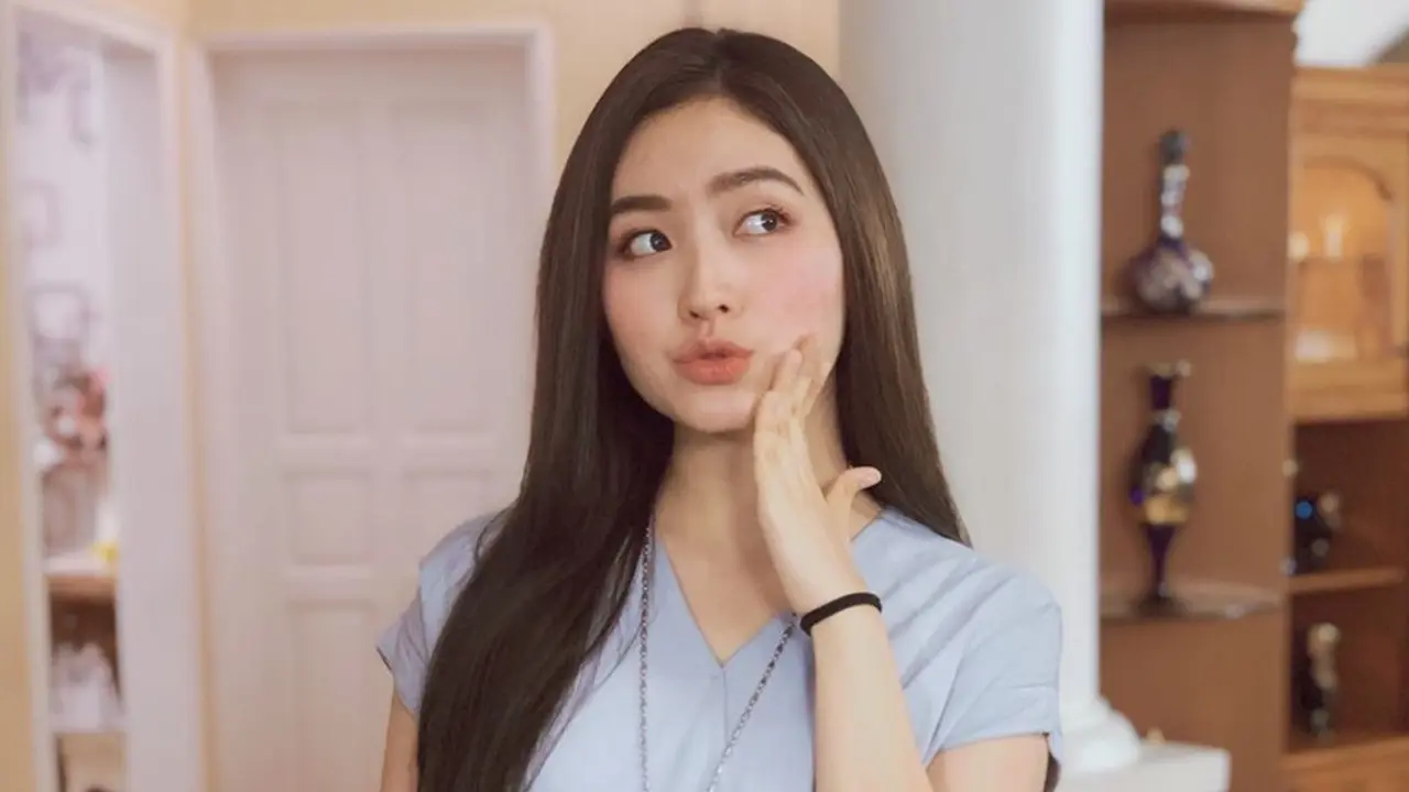 FOTO: Gaya Natasha Wilona Pakai Simple Dress, Tampil Menawan