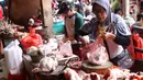 Pedagang menata ayam potong yang dijual di Pasar Kebayoran Lama, Jakarta, Rabu (14/4/2021). Memasuki bulan Ramadan, harga daging ayam alami kenaikan dari Rp 39 ribu menjadi Rp 45 ribu per kilogram. (Liputan6.com/Angga Yuniar)