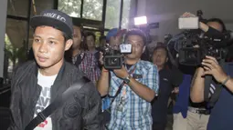 Evan Dimas tiba di kantor Kemenpora, Jakarta. Gelandang muda Indonesia ini akan bergabung dengan klub divisi utama La Liga, Espanyol. (Bola.com/Vitalis Yogi Trisna) 