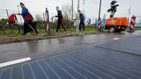 Jalan yang terbuat dari panel surya belum bisa dilalui kendaraan bermotor, kemungkinan dua tahun lagi. 