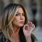 Alec Baldwin dan Jason Batemen mengatakan bahwa Jennifer Aniston miliki napas dengan bau tak sedap. (GABRIEL BOUYS / AFP)