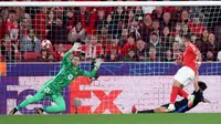 Pemain depan Benfica asal Yunani #14, Vangelis Pavlidis, mencetak gol pertama bagi timnya meski dihadang oleh kiper Barcelona asal Polandia #25, Wojciech Szczesny, selama pertandingan sepak bola fase liga Liga Champions UEFA antara SL Benfica dan FC Barcelona di Stadion Luz di Lisbon, Rabu dini hari WIB (22-1-2025). FILIPE AMORIM/AFP)