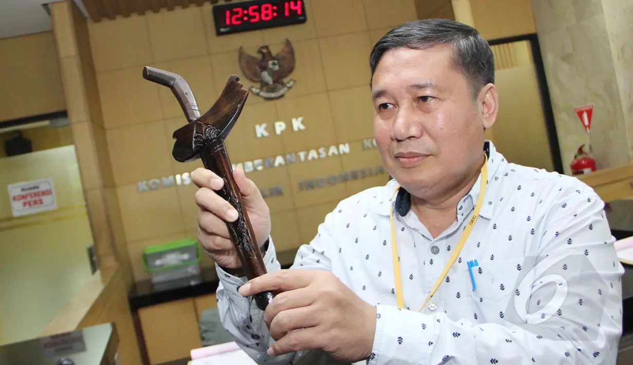 Komisioner Komisi Yudisial (KY), Taufiqurrahman Syahuri mendatangi KPK, Jakarta, Selasa (10/3/2015). Kedatangan Taufiqurrahman Syahuri untuk melaporkan hadiah yang diterimanya, salah satunya keris berwarna emas. (Liputan6.com/Helmi Afandi)